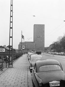 Torsgatan 21, Bonnierhuset. Gatumiljö. (Bonnierhuset uppfördes 1946-49, av arkitekterna Ivar och Anders Tengbom)