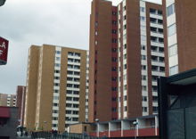 Flerbostadshus längs Sibeliusgången 20-28 i Akalla.