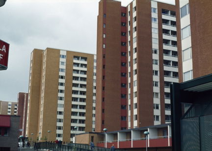 Flerbostadshus längs Sibeliusgången 20-28 i Akalla.