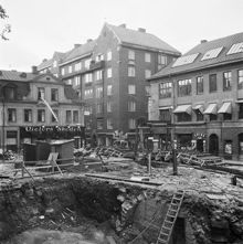 Rivning/tunnelbanebygge i kvarteret Orgelpipan. Korsningen Klarabergsgatan/Klara Norra Kyrkogata. Klarabergsgatan 54-56 och 37