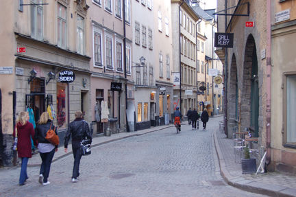 Personer promenerar längs Österlånggatan.
