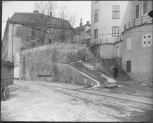 Terrassen, Västermur vid Norra Riddarholmshamnen,  mellan Auktionsverkets hus och Wrangelska palatset