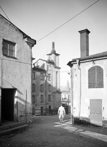 Kv. Lohiska Bruket mot nordväst. Stadshusets torn i fonden. Kvarteret låg mellan Söder Mälarstrand och Brännkyrkagatan, byggnaderna revs 1954. Härunder ligger nu Södertunneln