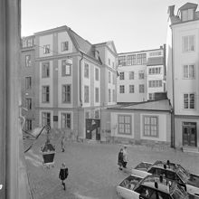 Polisbilar på Tyska Brunnsplan. I bakgrunden ligger Svartmangatan 20-22, Fuhrmanska huset, (Ehrenstrahlska huset)