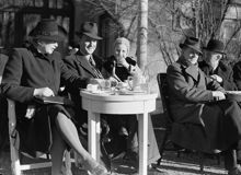 Folkliv vid uteservering vid värmerekord för februari i Stockholm
