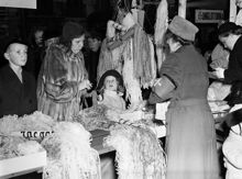 Lottornas julmarknad. Försäljning av smällkarameller