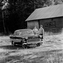 Mor (Maud Lindgren) och dotter (Ingvor Lindgren) vid familjens Opel Rekord