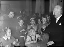 Folkskoleinspektör Karl Steenberg träffar barn från Nackas folkskolor som spelar tamburin och triangel.