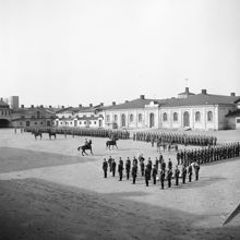 Svea Artilleriregemente. Avtackning. Manskap och ryttare står uppställda på gården