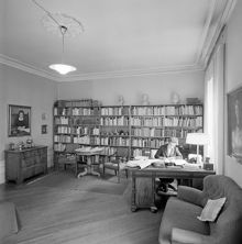Klarabergsgatan 48. Fredrika Bremer Förbundets Byrå. Skrivbord och bokhyllor