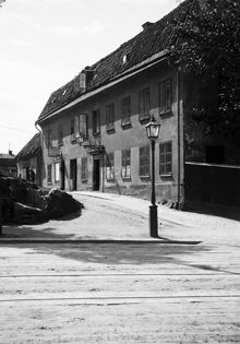 Wollmar Yxkullsgatan 22 från Rosenlundsgatan. Dåvarande kv. Krukomakaren Större 7. Nuvarande Wollmar Yxkullsgatan 38, kv. Postsäcken