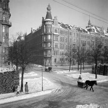 Strandvägen vid hörnet av Banérgatan. Snöröjning med häst och släde