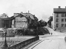 Lundabron västerut mot Lundagatan 1 och 2 vid hörnet av Skinnarviksgatan (t.h.). Bron byggdes 1889 över Torkel Knutssonsgatan från Bastugatan. Nu Gamla Lundagatan västerut från Ludvigsbergsgatan