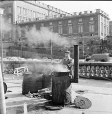 Asfaltskokare på Södra Helgeandstrappan. I bakgrunden Lejonbacken och Stockholms slott