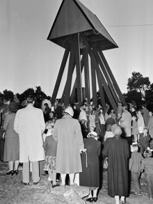 Årsta. Folksamling vid invigning av klockstapel
