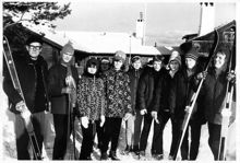 Manilla: Människor med skidor vid Carlborgsons gård