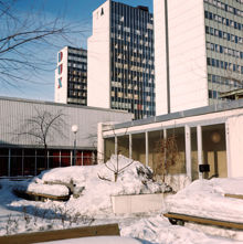 Takterrassen i Hötorgscity i snö. Vy mot de tre första Hötorgshusen