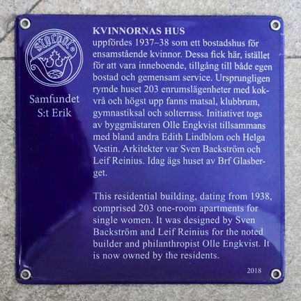 Blå emaljerad skylt med vit text