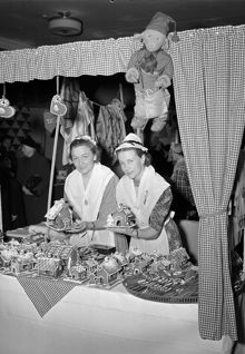 Birger Jarlsgatan 18, Ostermans marmorhallar. Försäljning av pepparkakor och pepparkakshus på Kvinnornas julmässa. Fr. v. Elsa Byrdeman och Anna Billing