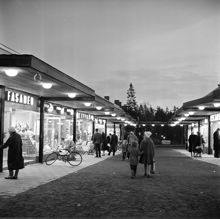 Högdalens centrum. Första julhandeln i det nya centrumet (Högdalens centrum invigdes 1957 och byggdes ut året efter)