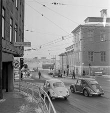 Hörnet av Hornsgatan, Götgatan och Södermalmstorg. Över korsningen hänger trådbusslinor