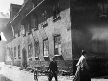 En kvinna går Lutternsgatan (nu Kungsgatan) västerut. T.v. ligger Oxtorgsgatan 1-3 söderut mot Oxtorget. Här ligger idag Södra Kungstornet vid nuvarande Oxtorget 8. Då kv. Polacken, nu kv. Stuten