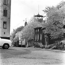 Ludvigsbergsgatan med huset Ludvigsbergsgatan 13 t.h. I bakgrunden utsiktstornet på disponentvillan, Ludvigsberg