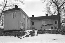 Bällsta Gård. Huvudbyggnadens baksida samt tillbyggnad