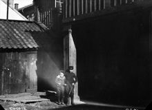 Pojkar på gården till Åsögatan 61 (tidigare 15). Nuv. Åsögatan 115