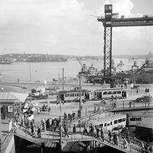 Trafiken vid Katarinavägen och Slussen. I bakgrunden Katarinahissen, Stadsgårdshamnen och Djurgården