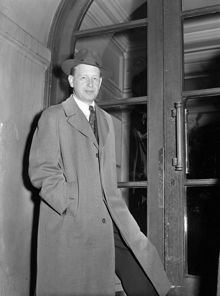 Östermalmsgatan. Porträtt av Dag Hammarskjöld, som samma dag valts till FN:s nye generalsekreterare, utan för sin port