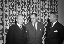Södra Blasieholmshamnen 2. Dansk konsthantverksutställning på Nationalmuseum. Fr v. Den danske ambassadören Knud Monrad-Hansen, textilkonstnär Axel Salto, och överintendent Otte Sköld