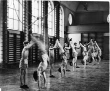 Gymnastiklektion på Manillaskolan