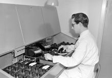 Henriksdals Reningsverk. Ingenjör B. Håkansson, vid ett manöverbord i det underjordiska laboratoriet