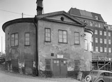 Kv. Järngraven Övra från norr inför rivning. Fasaden är baksidan av Södermalmstorg 26. Här går nu tunnelbanan vid Guldfjärdsplan. T.h. ligger kv. Överkikaren med ateljéfönster i taket