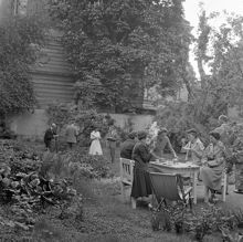 Curmanska villan, Floragatan 3. Te serveras i trädgården