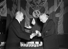 Kungl. Svenska Segelsällskapet, överlämnar medalj till Jacob Wallenberg (t.h.)