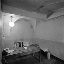 Storgatan 23 - Skeppargatan 34, hus B. Östermalms polisstation. Polisarrestens vaktrum