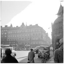 Nybrogatan söderut mot Östermalmstorg, entré till Östermalmshallen