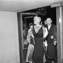 Sturegatan 18, biograf Park. Jayne Mansfield besöker biografen i samband med premiären av filmen ""Åh, en sån karl""
