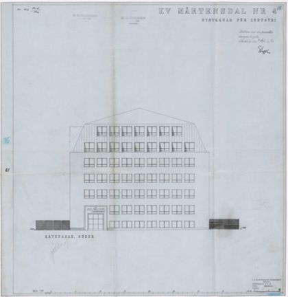 Ritning i tusch och akvarell på grå transparent väv som visar fasad mot norr med huvudentrén mot gatan. Ovanför porten finns företagsnamnet "Joel Olssons Elektriska Aktiebolag" inritat.