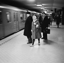 Inkommande tåg och väntande resenärer på T-centralens tunnelbanestation