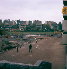 Vällingby. Anläggande av ny damm vid Solursgången. Vy åt nordost från trappa upp till Ångermannagatan