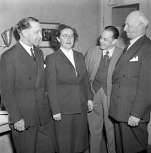 Hötorget 8, Konserthuset. Diskussion i ämnet "Ska vi träta om trafik?". Ingenjör E. Walter Holmstedt, Astrid Hjelmström, direktör Raymond Sjöqvist, general Nils Stenbeck
