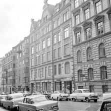 Från höger Grev Magnigatan 17 och 15, 13