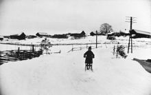 En sparkåkare på gamla landsvägen mot Hjulsta gård.