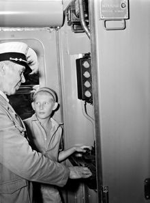 De nya tunnelbanevagnarna provkörs på sträckan Sandsborg - Hökarängen, Tunnelbaneförare Edvin Persson med pojken Hans Strömvall