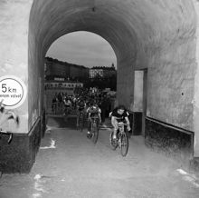 Karlbergs slott. Karlbergsloppet. Cyklister cyklar genom ett valv