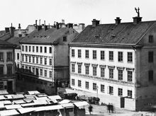 Östermalmstorg vid Nybrogatan 15 C och 15 D vid hörnet av Humlegårdsgatan (t.h.).