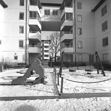 Bandhagens Centrum. Flerfamiljshus med lekplats